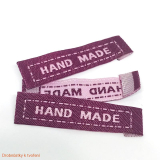Hand Made...textilní etiketa 45 x 10 mm fialová