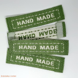 Hand Made...textilní etiketa 45 x 10 mm zelená