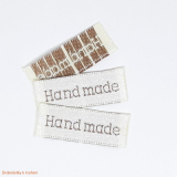 Textilní etiketa Hand made bílá s hnědým písmem 30mmx10mm