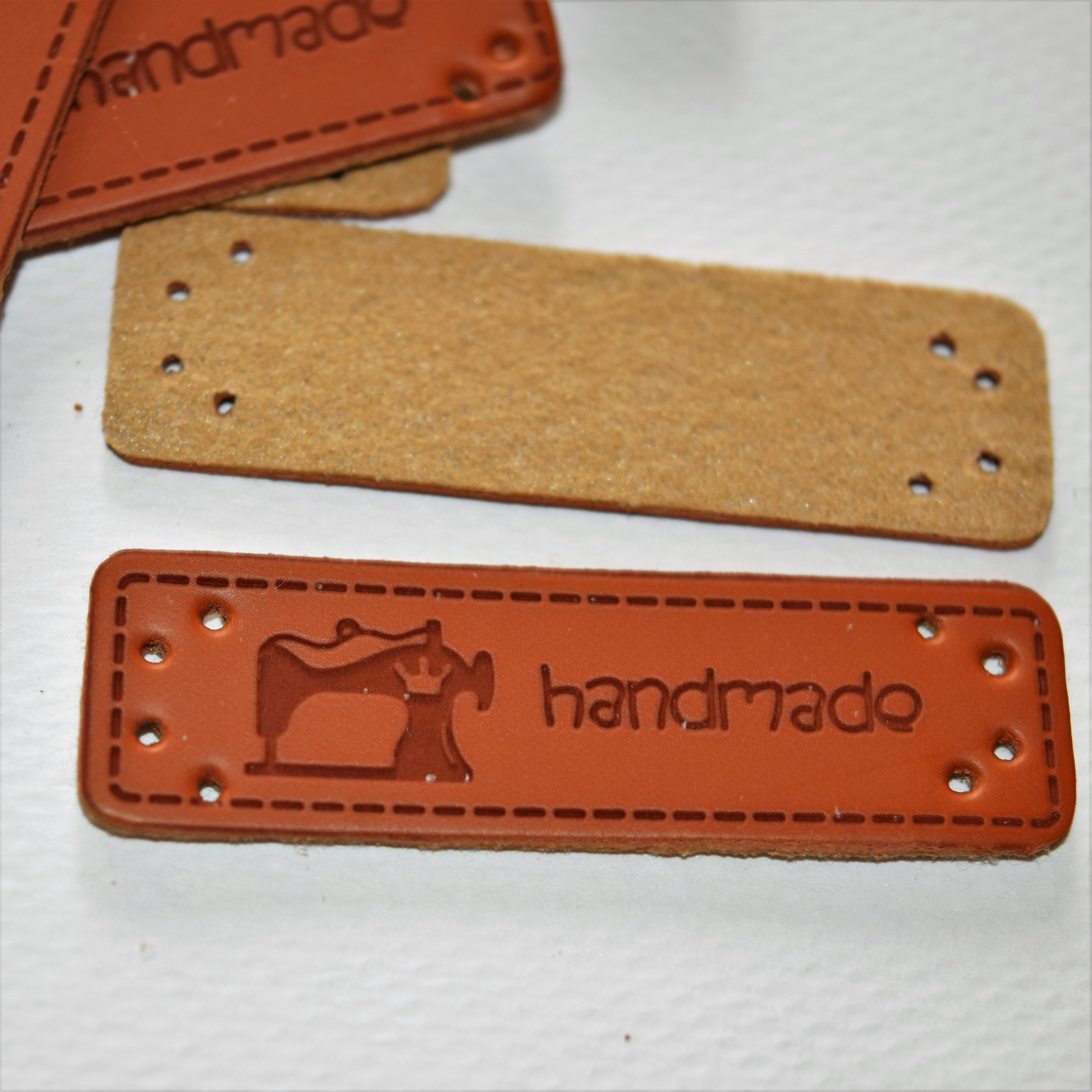 štítek koženkový hand made 50 x 15 mm šicí stroj