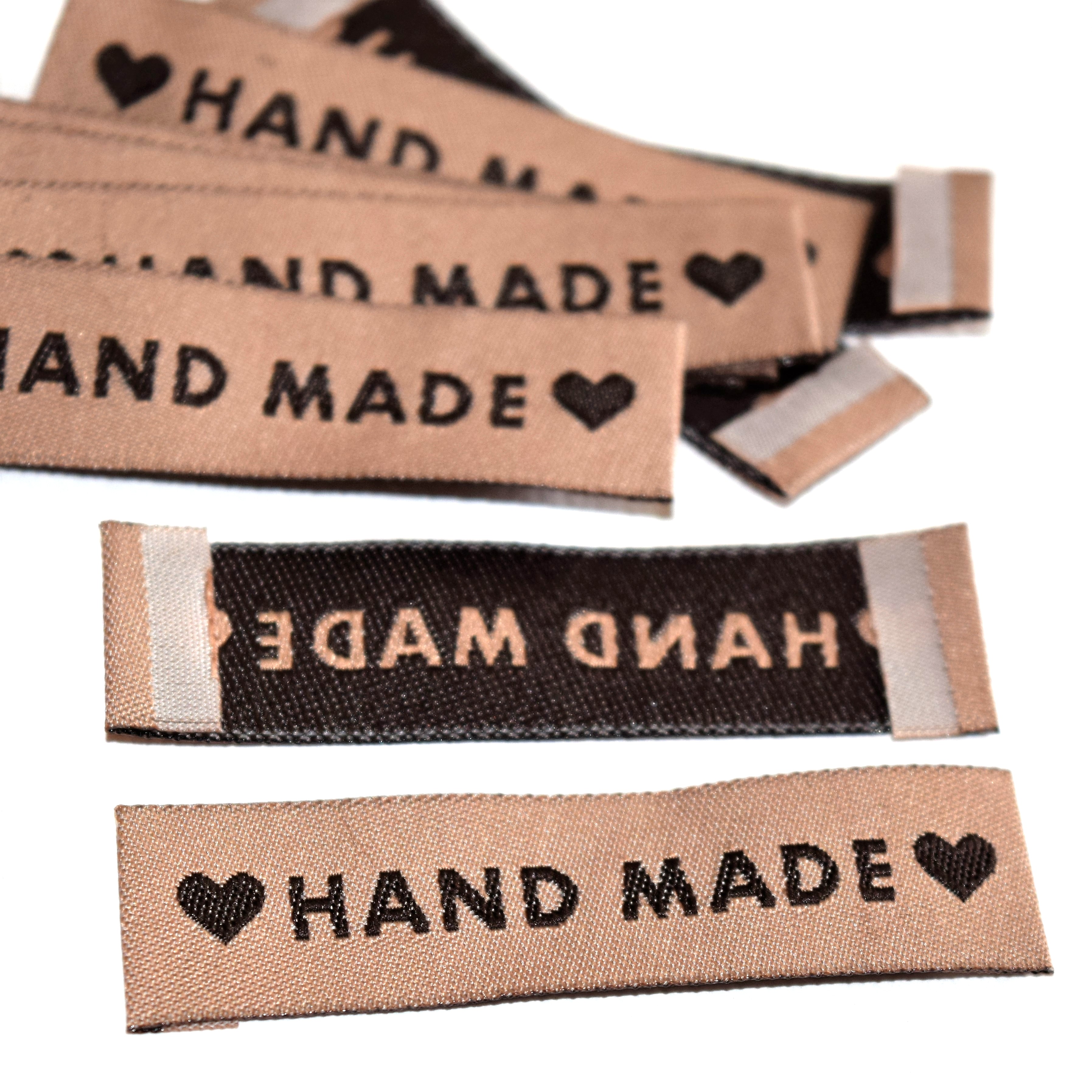 Hand Made...textilní etiketa 60 x 15 mm srdíčka hnědá