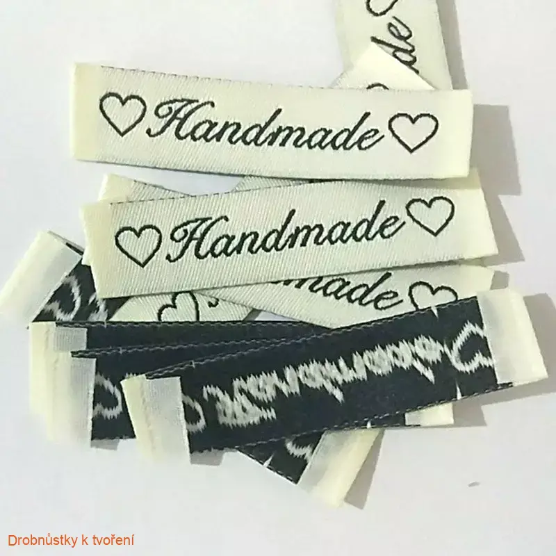 Hand Made...textilní etiketa 60 x 15 mm srdíčka černá 