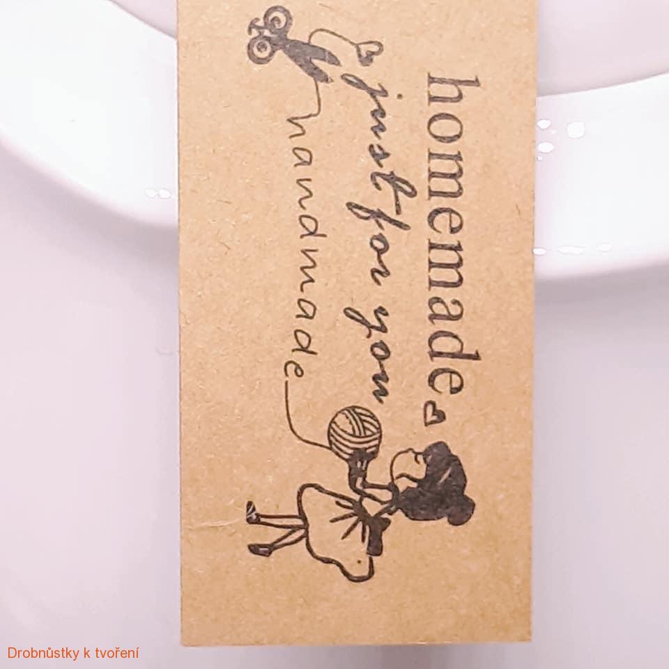 Papírová etiketa homemade visačka holčička s klubkem 27x57mm