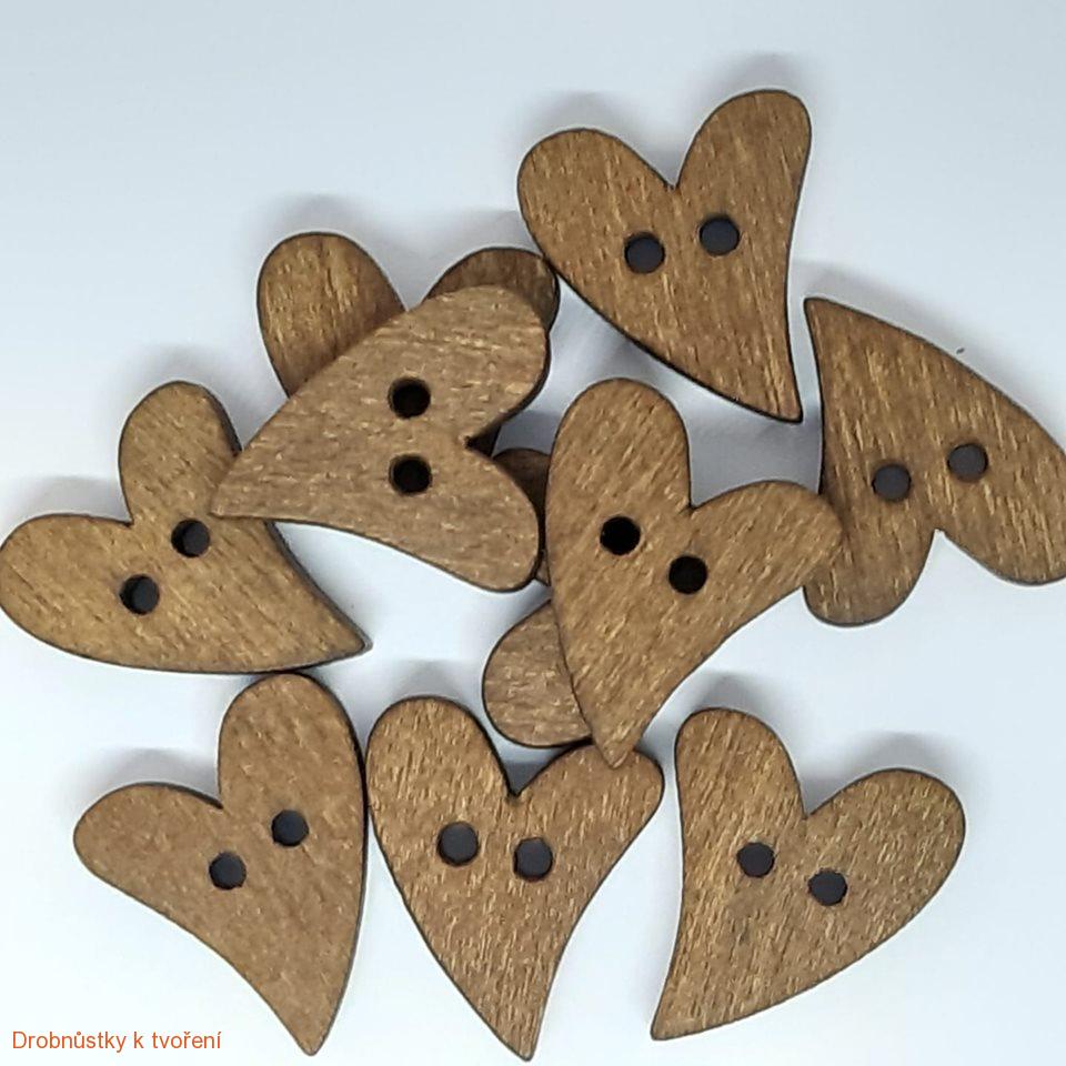Dřevěný knoflík knoflíček srdce srdíčko křivé hnědé 18x16x4mm