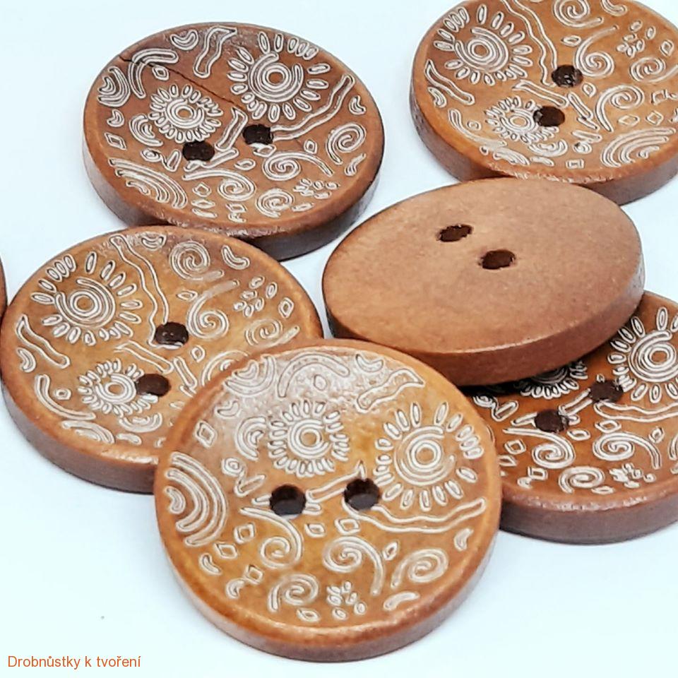 Dřevěný knoflíček s ornamenty 25mm hnědý