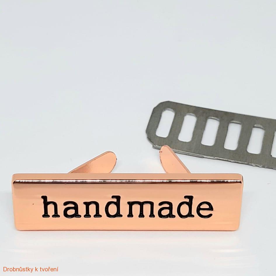 Kovový štítek handmade se zadním dílem na ukotvení 35mmx10mm světle růžový