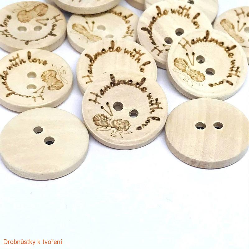 Dřevěný knoflíček 20mm Handmade with love s klubíčkem
