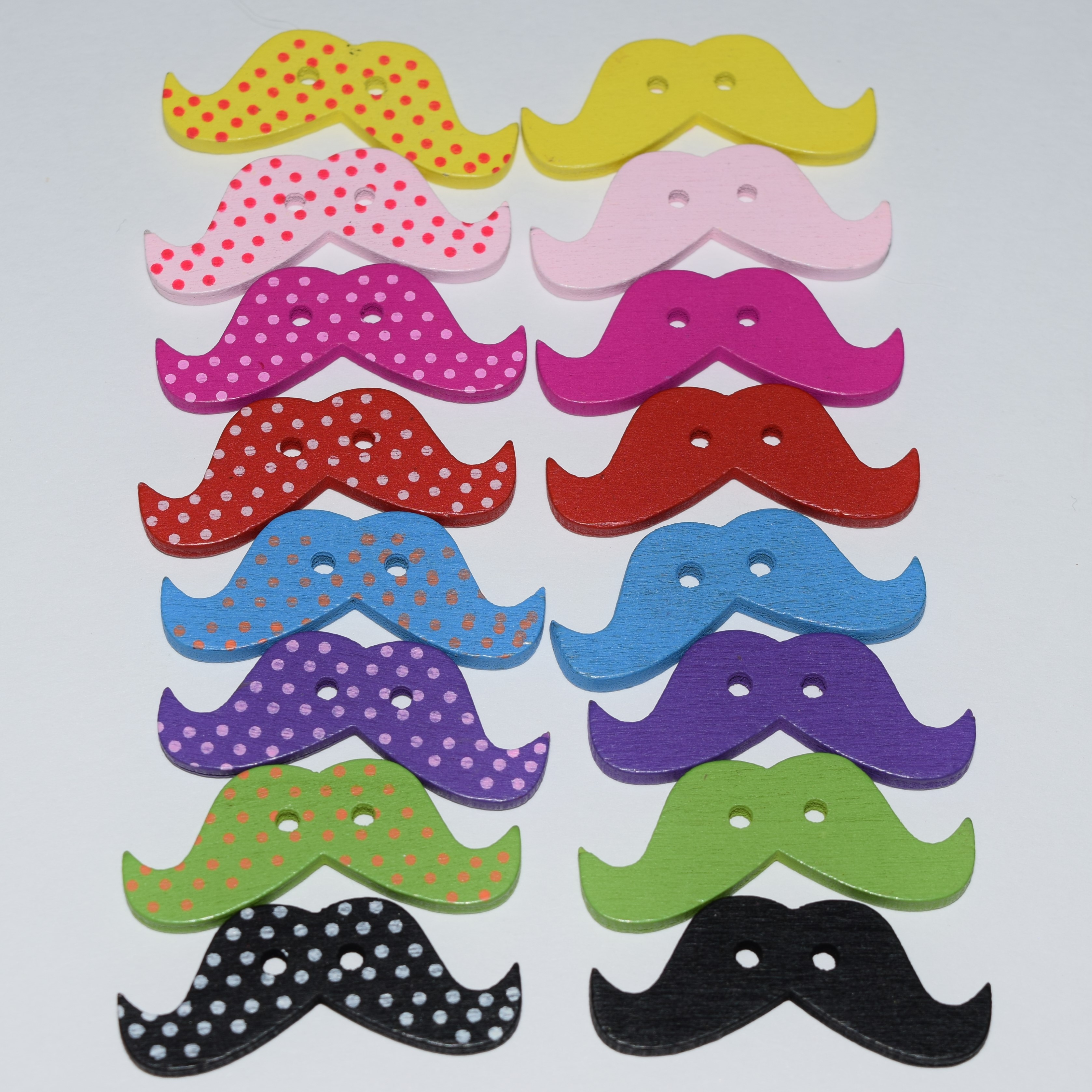 Dřevěný knoflíček moustache knír knírek 38 x 26 mm puntíkovaný MIX barev