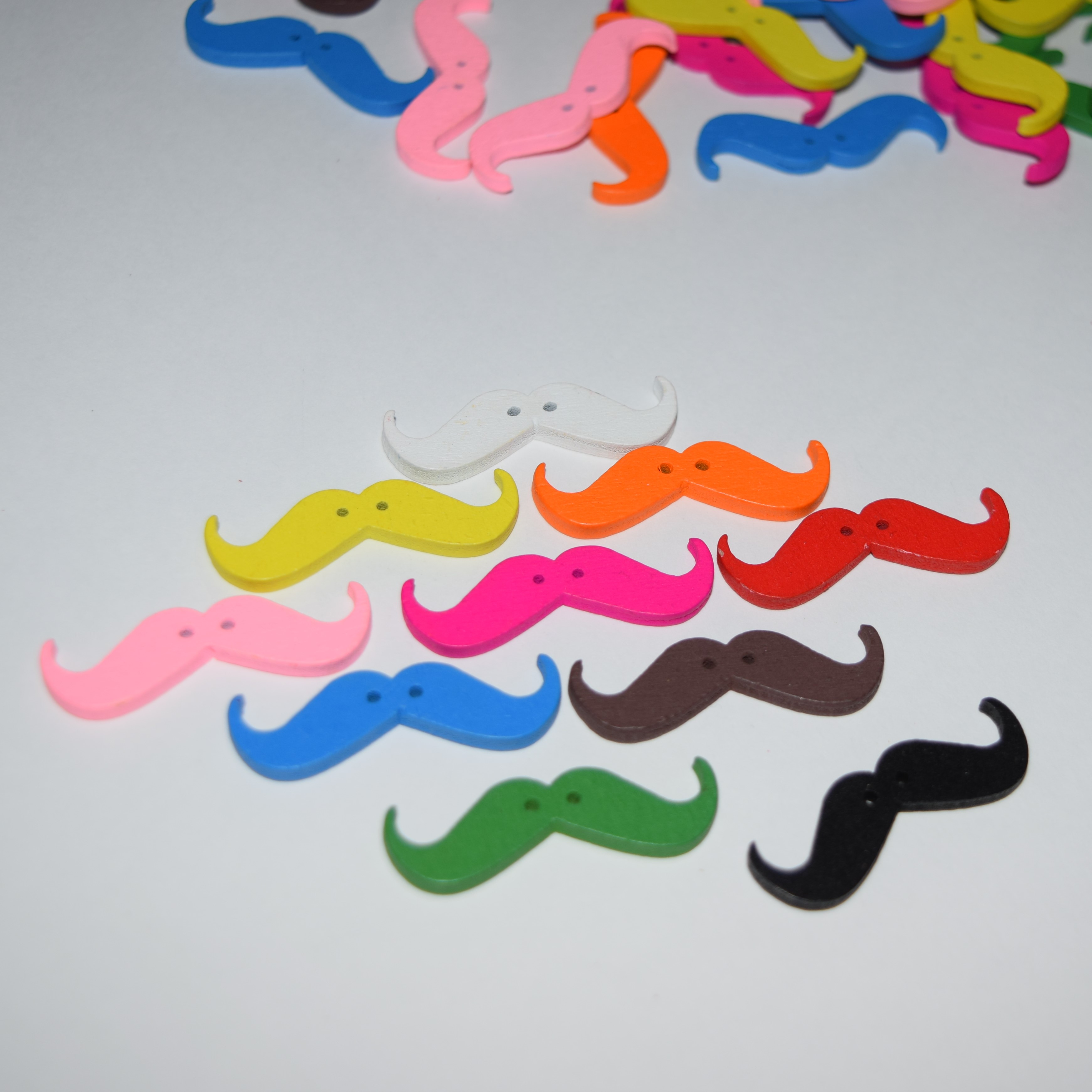 Dřevěný knoflíček moustache knír knírek  35 x 11 mm  MIX barev